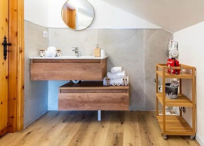 Lejlighed Mcx Vacation - La Mansardina Di Crepin In With Modern Comforts Just 3 Minutes From The Cable Cars! *