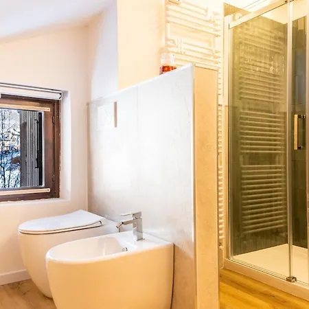 Lägenhet Mcx Vacation - La Mansardina Di Crepin In With Modern Comforts Just 3 Minutes From The Cable Cars!